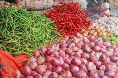Harga Sembako Pasar Angso Duo: Cabai Merah dan Bawang Putih Naik Tajam