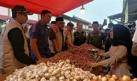 Harga Cabai di Pasar Angso Duo Hari ini Turun, Bawang Putih Justru Naik