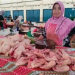 Harga Ayam Broiler di Pasar Angso Duo Naik 15,79 persen Menjadi Rp38.000 per Kilogram.