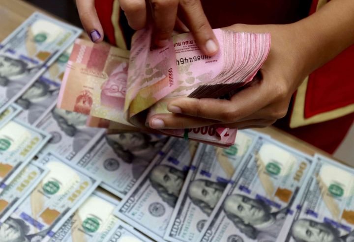 Upadate Rupiah Hari Ini: Menguat Tipis Tembus Rp17.941 per Dolar AS
