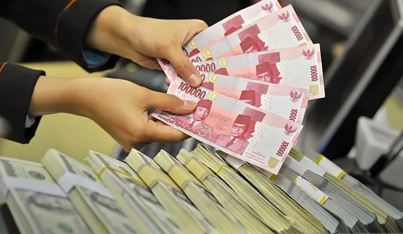 Terseret Harga Minyak Dunia, Rupiah Melemah ke Level Rp17.655
