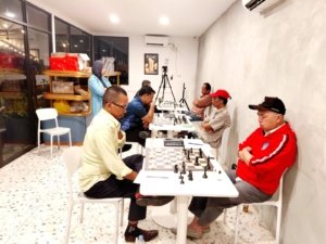 Blunder Fatal di Meja Utama! Yosi Buang Kemenangan, Izhar Bafadhal Menggila di Babak 6 Turnamen 10 Best Chess Player Jambi 2026