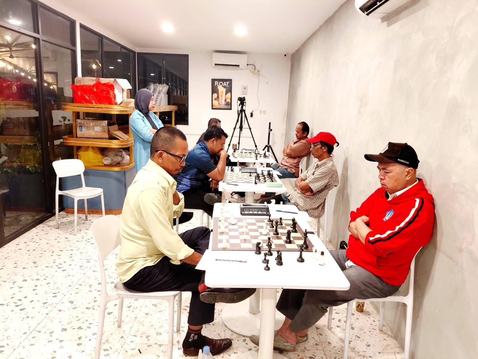 Blunder Fatal di Meja Utama! Yosi Buang Kemenangan, Izhar Bafadhal Menggila di Babak 6 Turnamen 10 Best Chess Player Jambi 2026