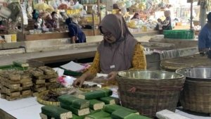 Pembeli di Pasar Angso Duo dan Talang Banjar Menurun, Pasar Dadakan Jadi Pesaing