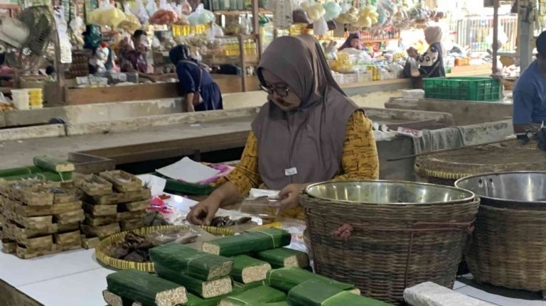 Pembeli di Pasar Angso Duo dan Talang Banjar Menurun, Pasar Dadakan Jadi Pesaing