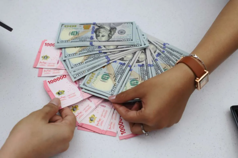 Rupiah Makin Dekati Level Psikologis! Dibuka Melemah 56 Poin