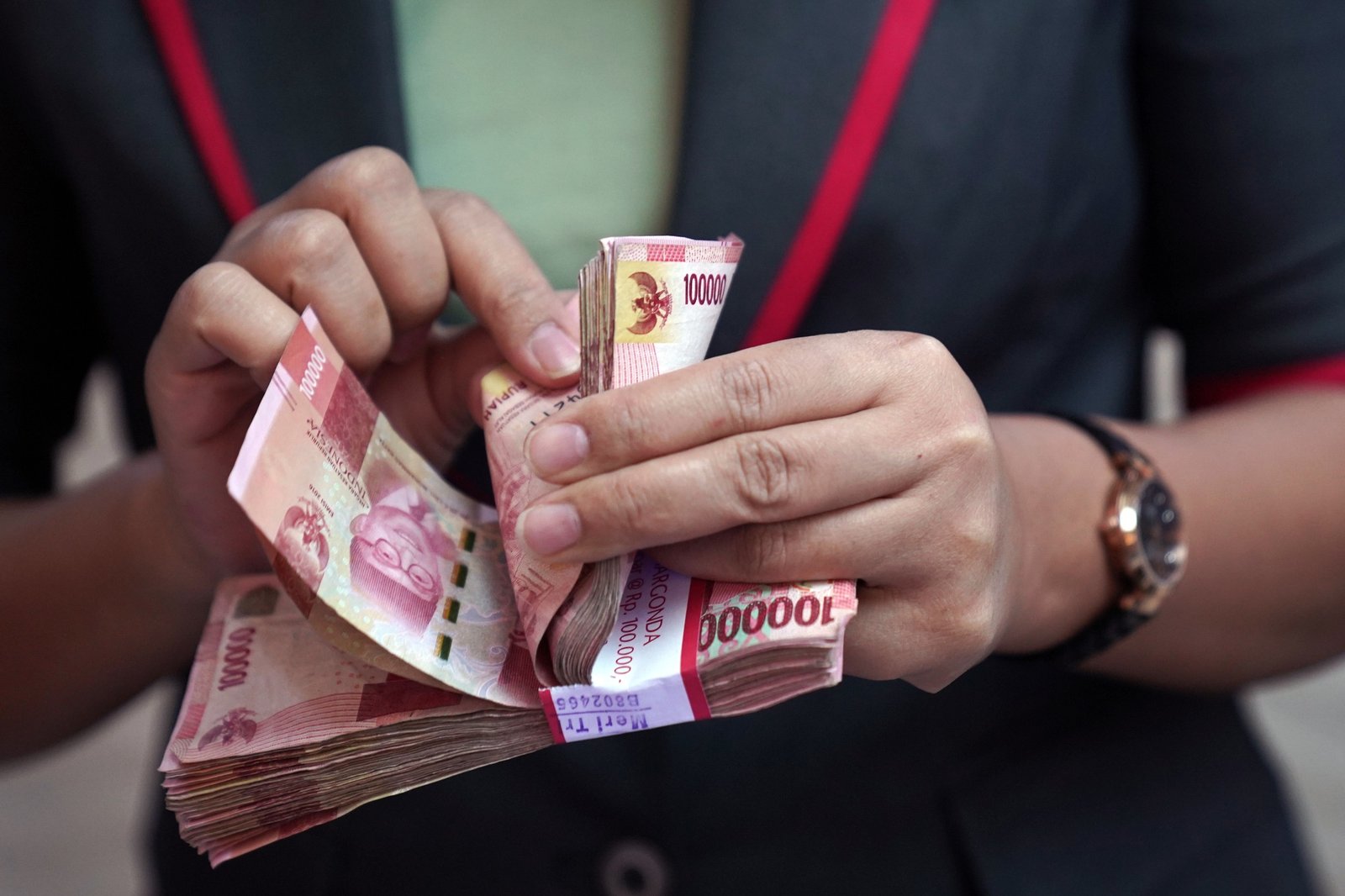 Rupiah Tumbang Lagi! Kurs Nyaris Sentuh Rp18.000