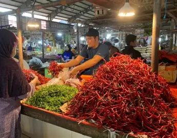 Harga Cabai di Pasar Angso Duo Turun, Beras hingga Daging Tetap Stabil